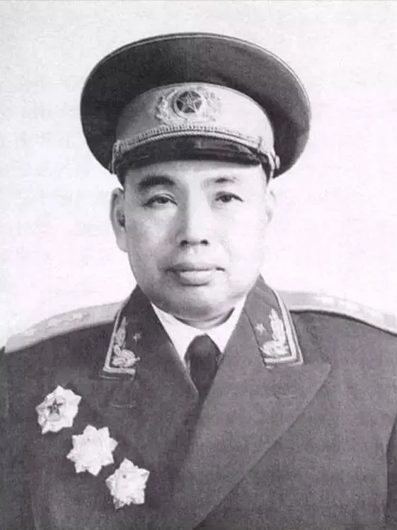1952年，许世友将军回来家，一个老头刚从人群中挤出来。谁知道，许世友看到后脸色