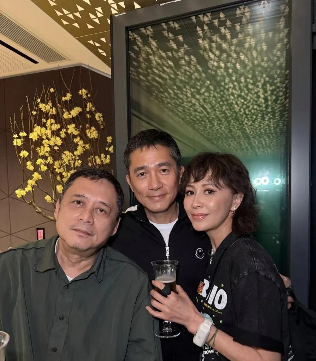 梁朝伟夫妻俩和朋友同框，这是为刘嘉玲单独开了滤镜吗？
看夫妻俩依偎在一起，梁朝伟