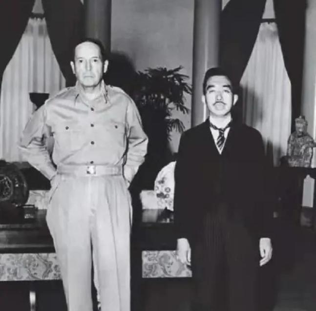 1945年，麦克阿瑟被安排与象征着日本最高信仰的日本天皇见面。见面前，日本首相告