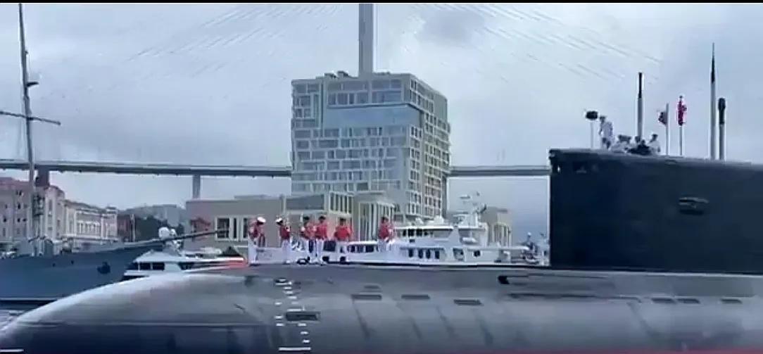 一艘中国海军柴电潜艇抵达海参崴，参加即将于8月1日至5日举行的海上联合2025演