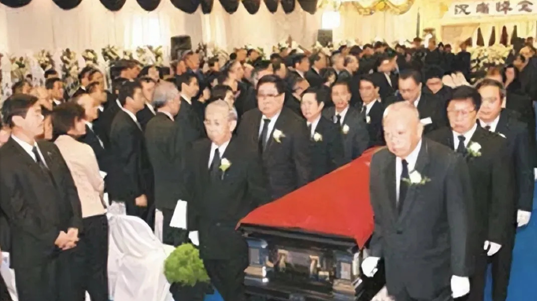 李兆基扶灵霍英东后娶媳











这故事听得我一愣一愣的！豪门娶媳妇