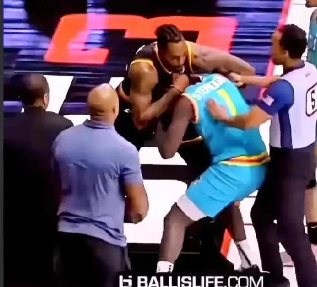 什么情况，霍华德和芬森打起来了，场面还挺火爆。
在big3比赛里，霍华德和史蒂芬