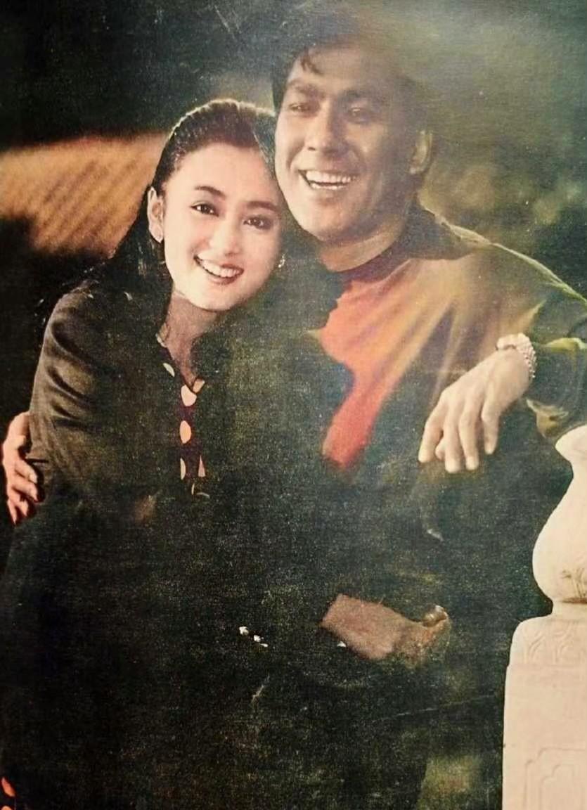 1993年上映的，由陈红与朱时茂主演的电影 《雾宅》海报。
朱时茂当时因《牧马人