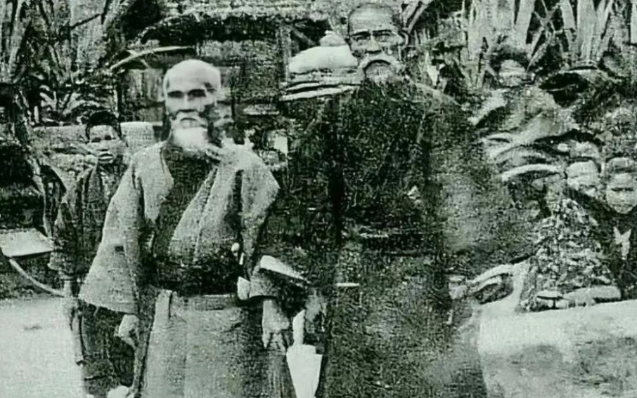 1879年，日本正式吞并琉球。为了自救，琉球国王派出使者，前往清朝恳请援助。使者