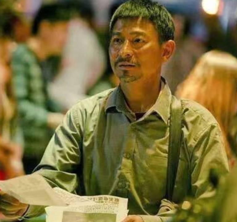 2015年，刘德华在拍摄《失孤》时，蹲在地上吃饭。一个明星耍大牌：“这盒饭是人吃