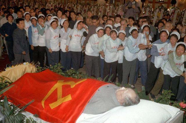 1976年，浩然在为毛主席守灵的时候，在日记中写道：“待到灵床近处，几乎所有的人
