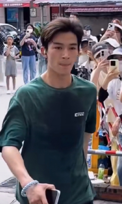 王星越下了健身房顶着素颜和随手一捋的发型直接赶过来上班，真帅哥就这样无所畏惧。