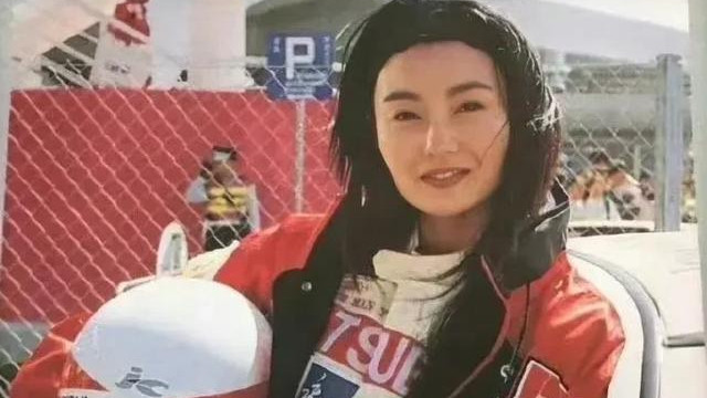 成龙1993年举办车赛，12位美女围绕大哥，人情世故都在这张合照里