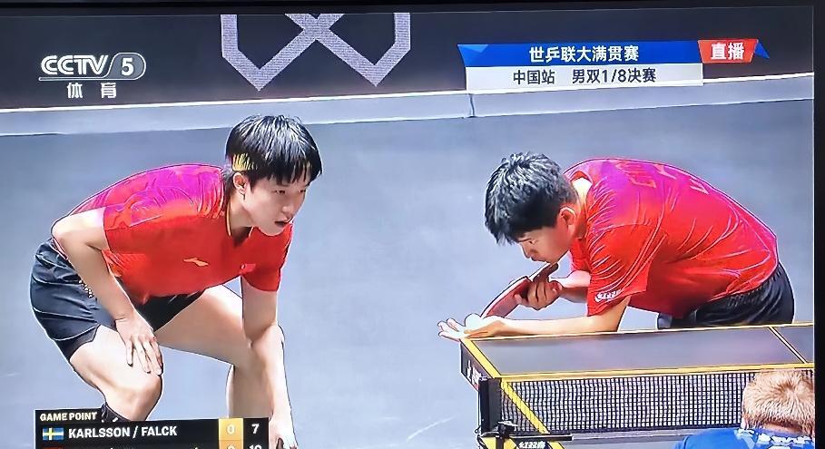 直播世界乒乓球联赛大满贯中国站男双1/8决赛。王楚钦，林诗栋对阵瑞典一对选手。第