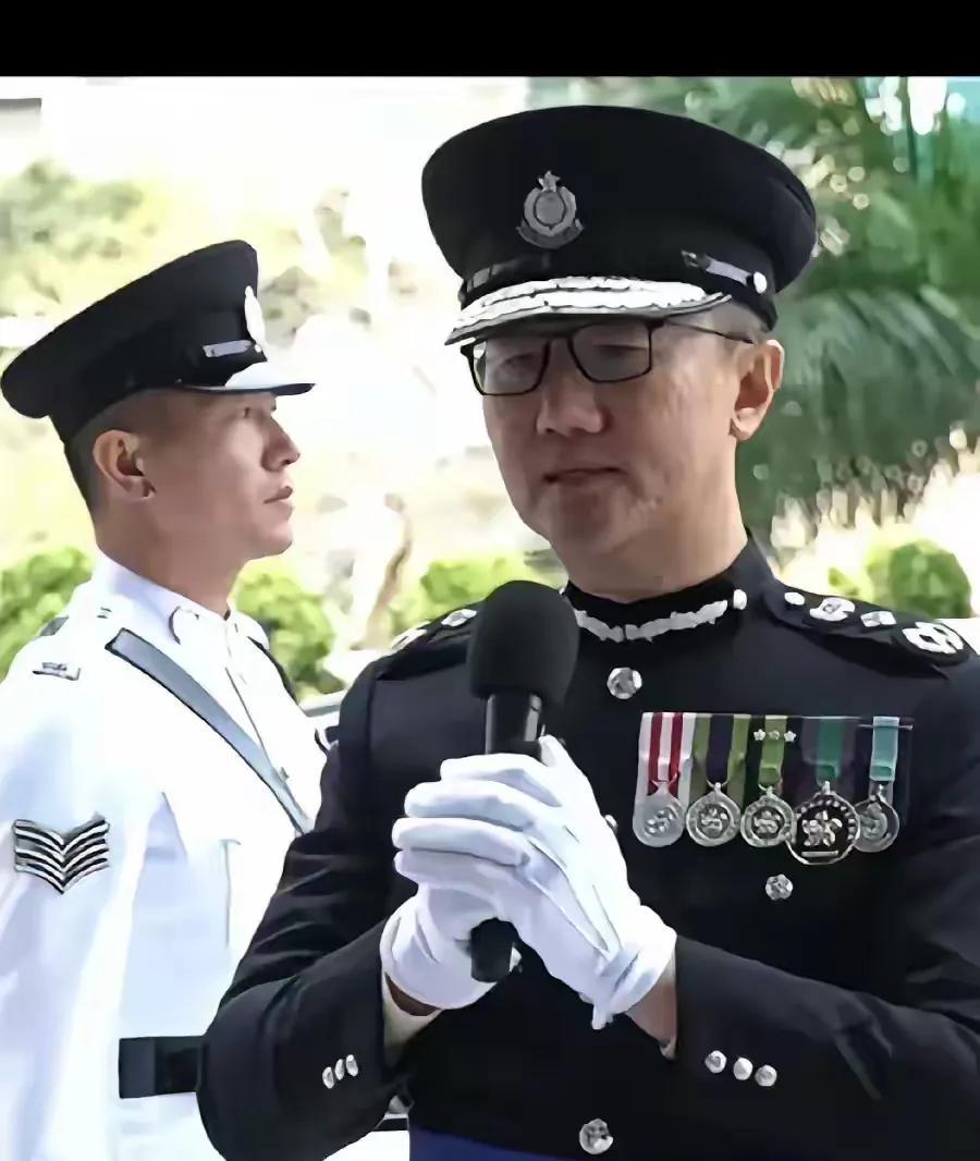 军礼服或警礼服采用立领设计是否比西装领更美观、庄重，这是一个主观性较强的问题，不