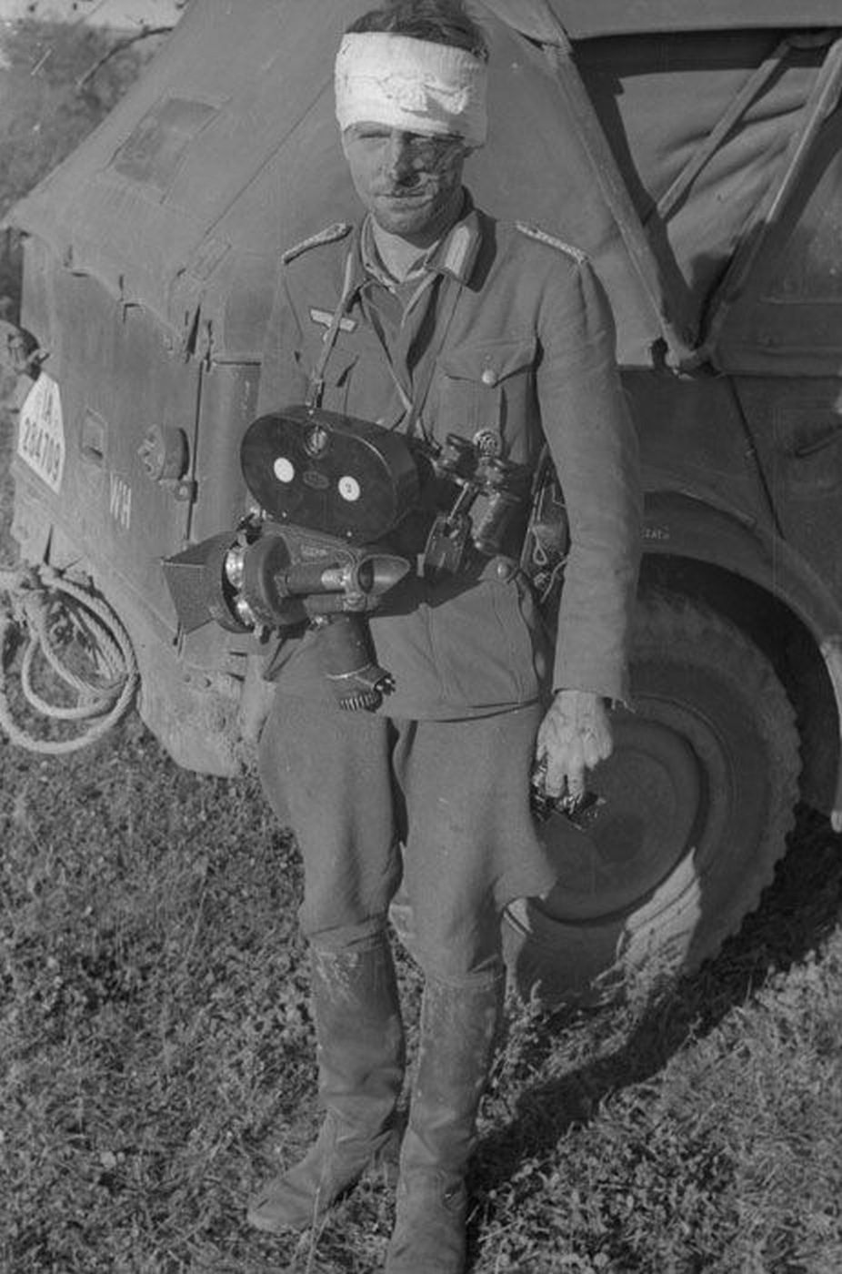 1941 年 9 月 6 日，德国国防军前线通讯员头部受伤后从前线撤离。