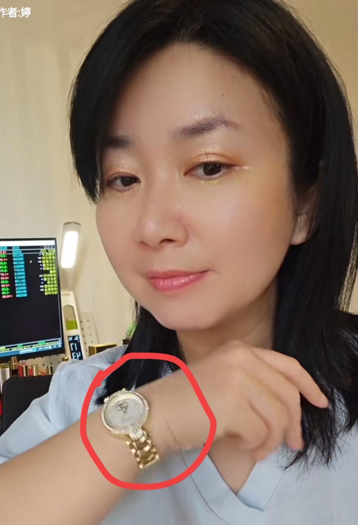 上海鼻涕姐这下真的火了！
有网友扒出，她住在上海明城海湾，小区房价1万出头，但看