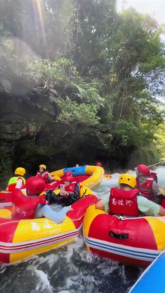 漂流的时候确实我感觉高过河的安全员他是真怕你出事，比你还急。任何玩漂流的都应该有