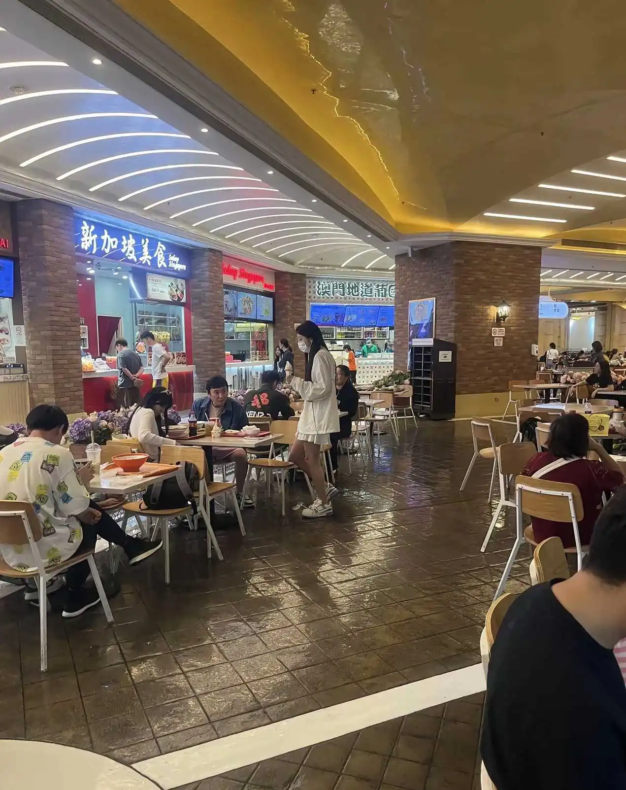 王思聪带着两个精神小妹吃大排档！这家伙是离不开女人啊，随时身边都有女人跟着！