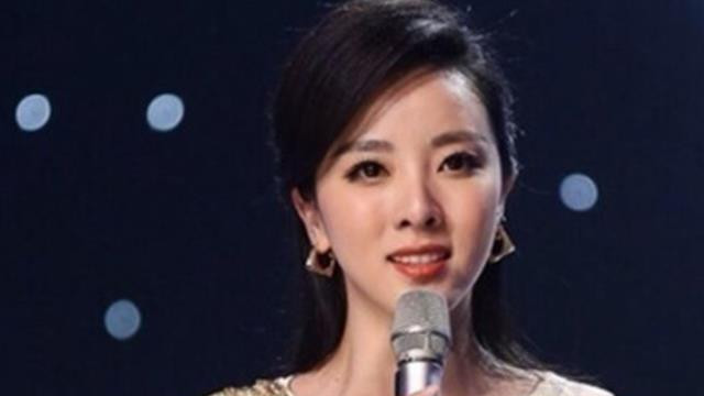 央视一姐到网红带货，李思思站台身穿廉价西装，感情更是让人吃惊