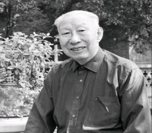 1943年，15个日本兵被八路军堵在窑洞之中，我军想让他们放下武器投降，但他们不
