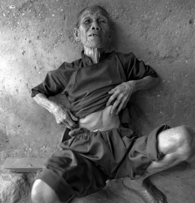 1942年，王美兰正在地里干活，突然几个日本士兵猛地朝她扑来，撕扯她单薄的衣服，