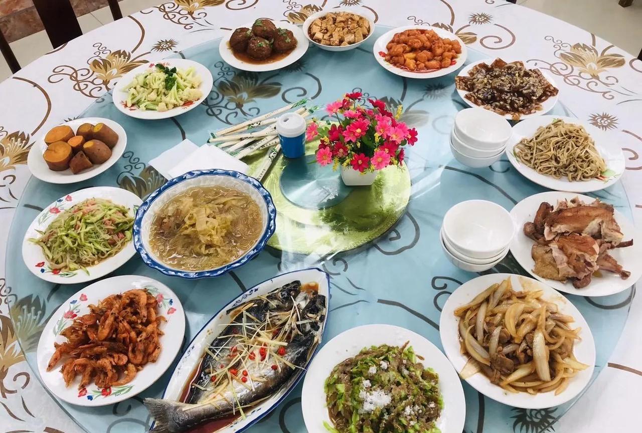 我们同事三个一块请领导去喝酒，这是由老张提议和组织的，结果负责组织的老张，期间又