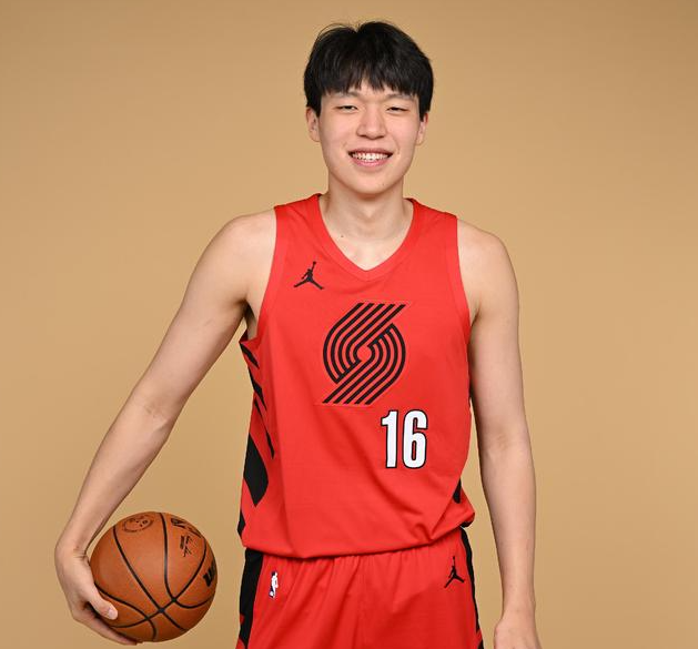 3失误瑕不掩瑜！杨瀚森半场3投1中，得到4分4板5助3帽

7月18日，NBA夏