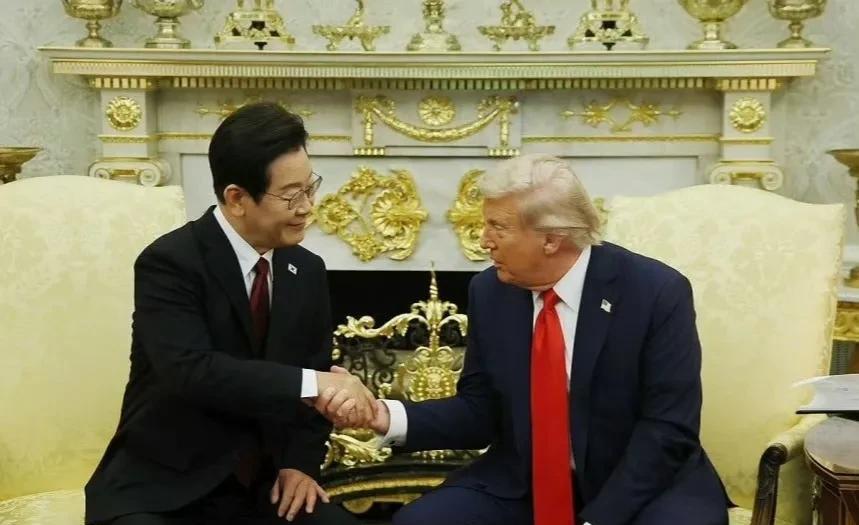 李在明这小表情！实在是不敢恭维啊！[呲牙]