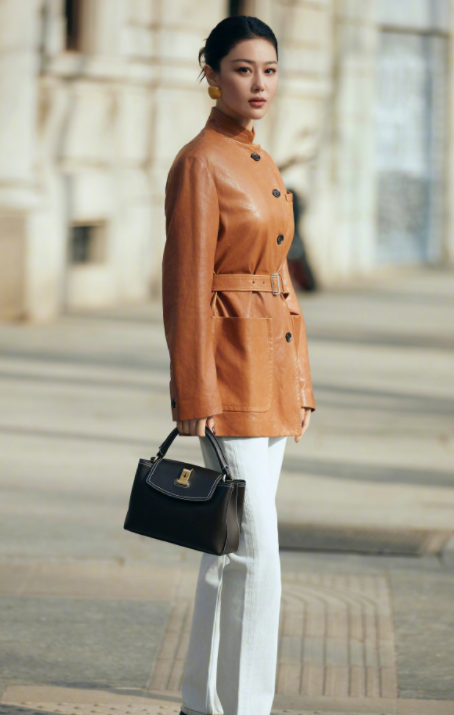 张馨予的姐感封面，但不得不说，状态是真不错，喜欢吗？