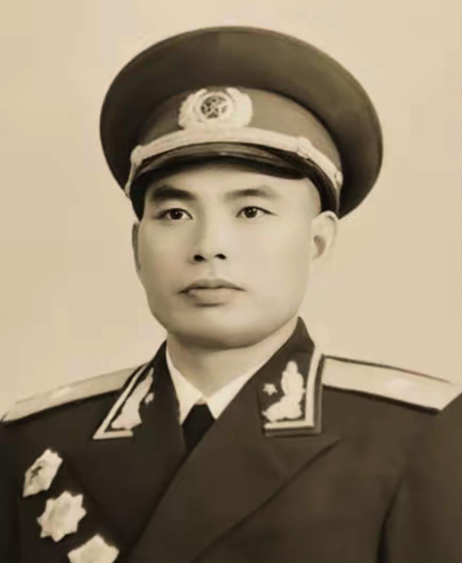 1950年，89师进入朝鲜前，在沈阳停留一天，师长和政委在检查御寒装备时，脸色大