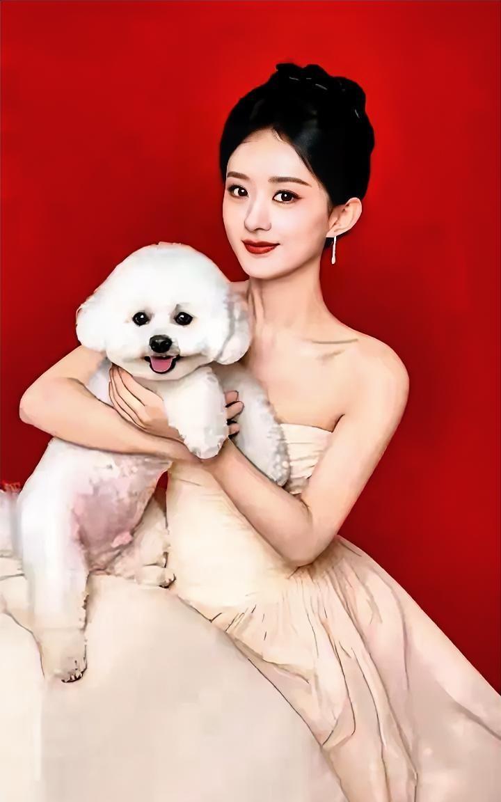 家人们，赵丽颖这组美照又杀疯了！一袭温柔裸色抹胸裙，搭配怀里软萌的比熊犬，整个人