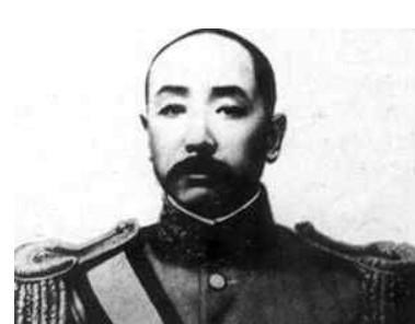 1891 年，16 岁的张作霖落难乞讨，孙寡妇看中了他，解开衣扣，掏出一块腰牌给