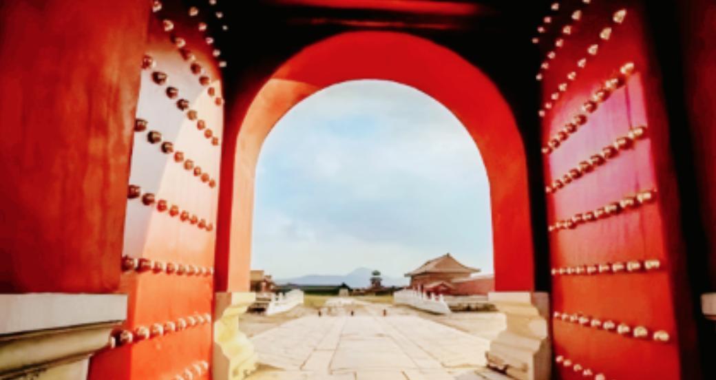 “再短一寸！”1420年，紫禁城即将完工，作门槛的木材被木匠锯断了一寸，由于无法