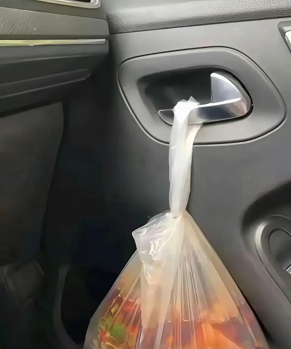 这种情况我该跟车企闹还是跟粉店老板闹呢，我觉得闹肯定能赔回一碗粉。
