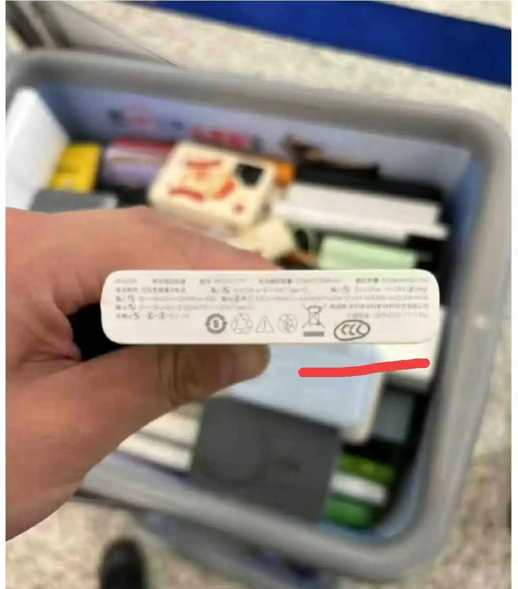乘客自己画了个3C，准备带充电宝蒙混过关，结果被安检发现了