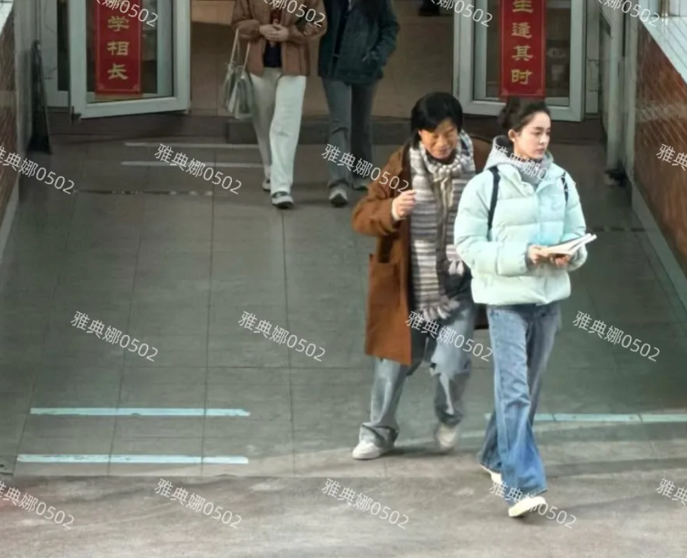 古力娜扎西南大学拍戏生图！
娜扎真是天生的美人胚子，又高又瘦又白，五官浓郁立体深