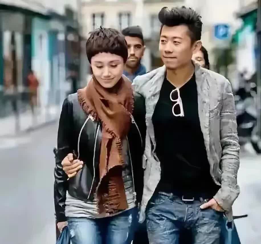 娱乐圈里最恩爱的一对，感觉他们最不会离婚的。两位都是属于颜值一般，但人品好，屏幕