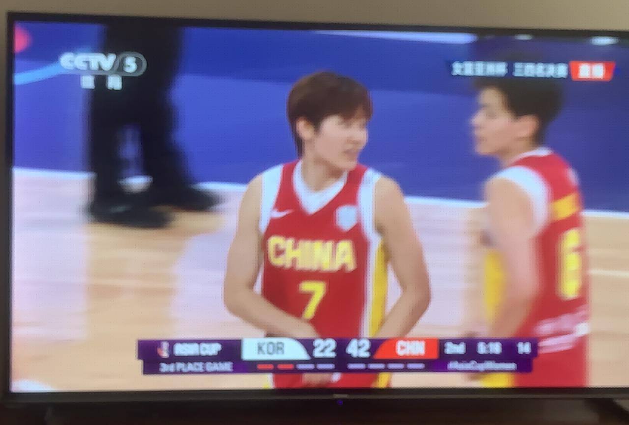        在刚刚结束的本届亚洲杯女子篮球第三名的争夺战中的上半场比赛，中国女