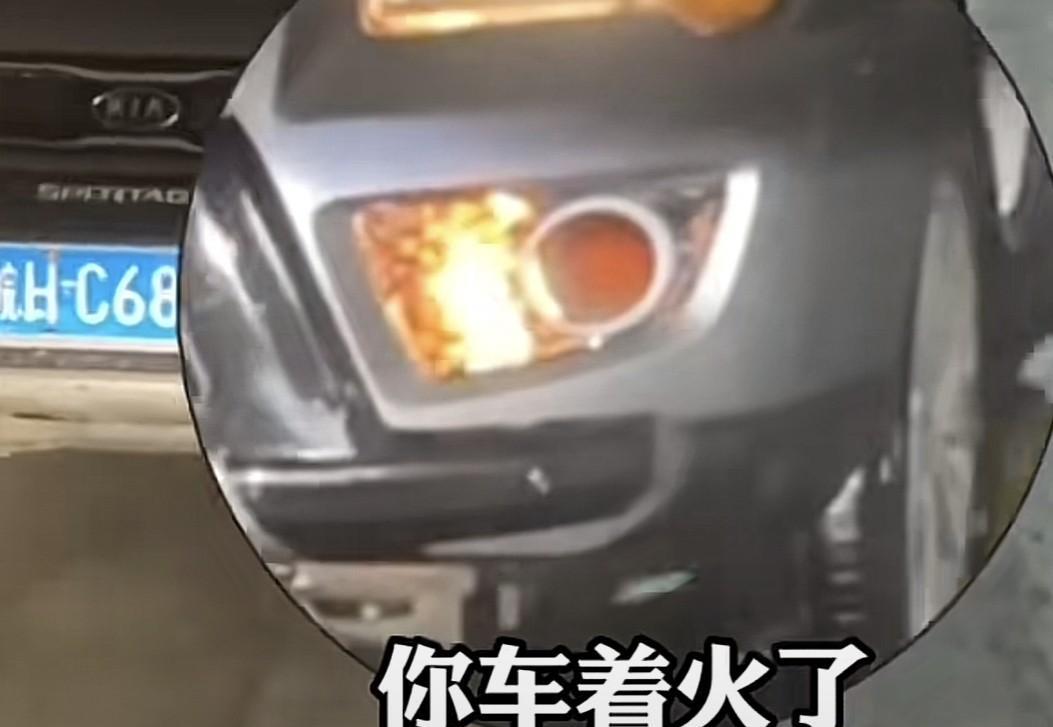 安徽一小车在车库自燃，
车主在车上玩手机无动于衷，
评论区讨论最多的，
是这么一