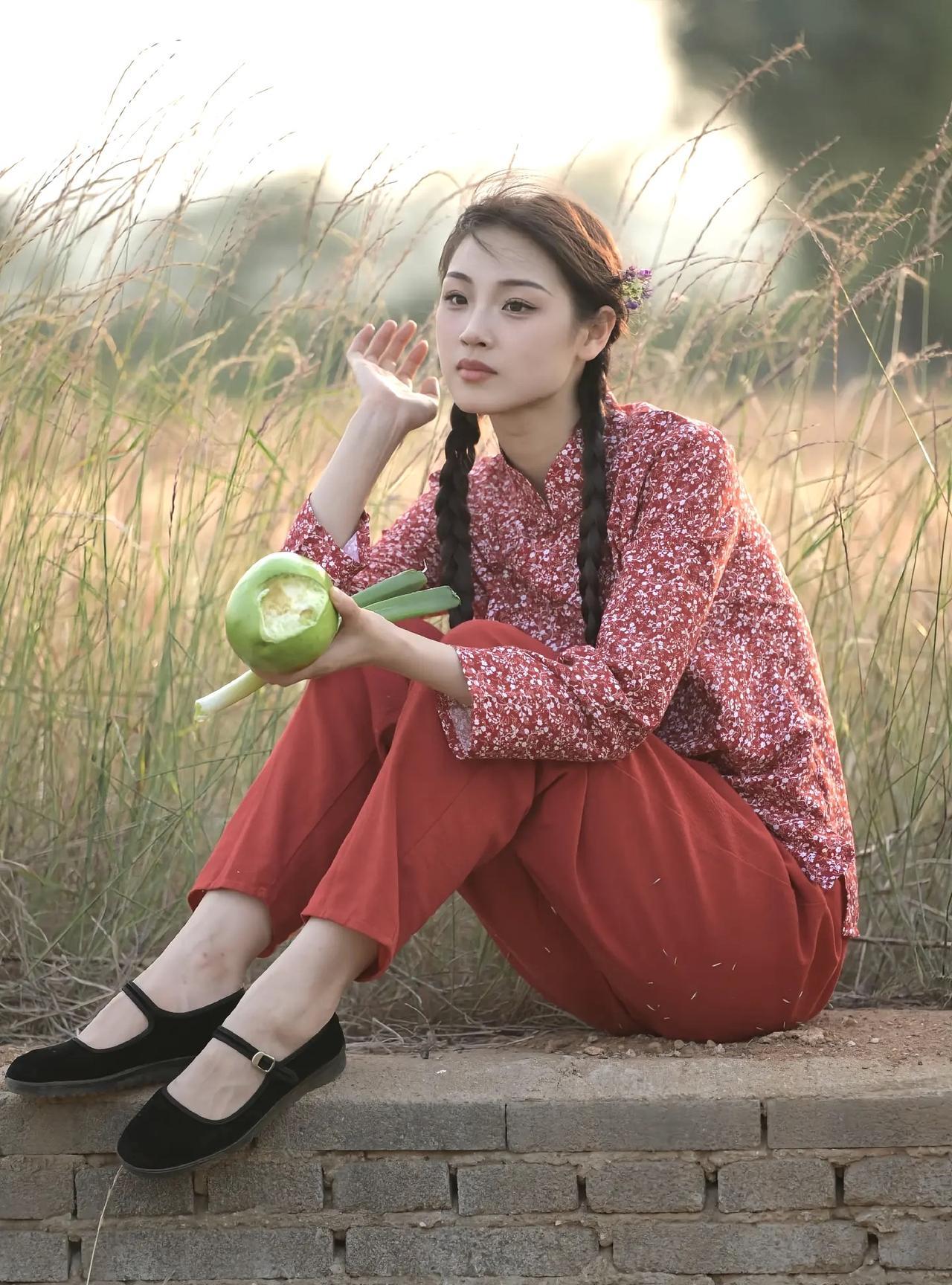 乡妹子的情与爱
夕阳西下，余晖洒在乡野。乡妹子坐在砖墙上，两条麻花辫垂在肩头，发