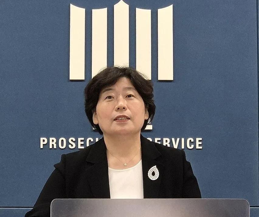 26日韩国前总统尹锡悦和内乱特检组围绕28日的首次传唤继续博弈，前总统方面要求不