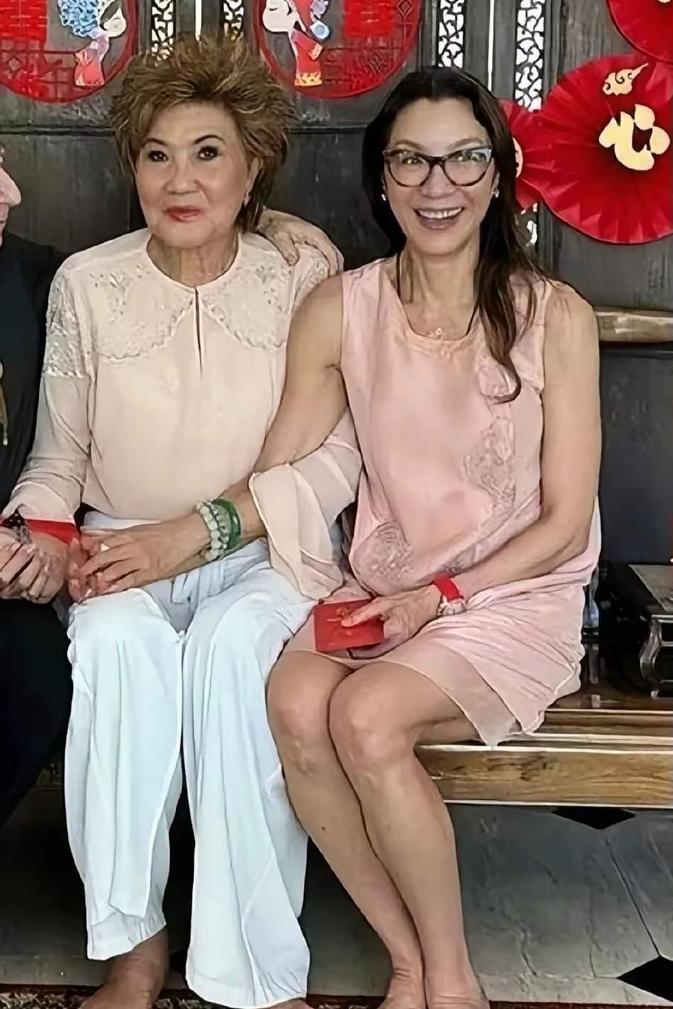 杨紫琼老了许多，但是她身体健康，有一位外国老公相爱，简直就是羡煞旁人，她的脚是怎