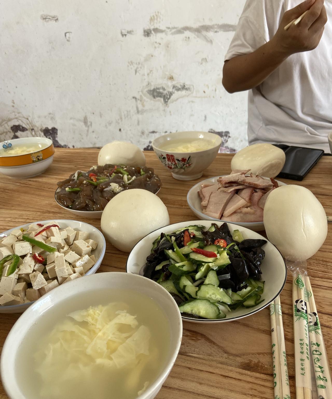 今天在雇主下桃
雇主给准备的午饭
一看这饭菜
就看出来这雇主
是个善良细心的人