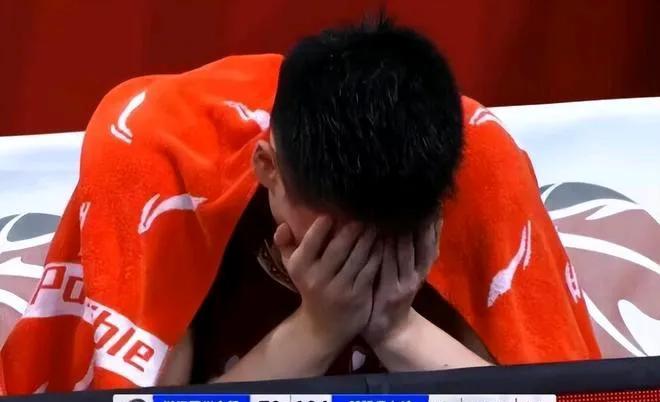 赵睿和胡金秋的泪是有本质区别的。
男篮亚洲杯上，中国两大男儿哭了，哭的伤心至极。