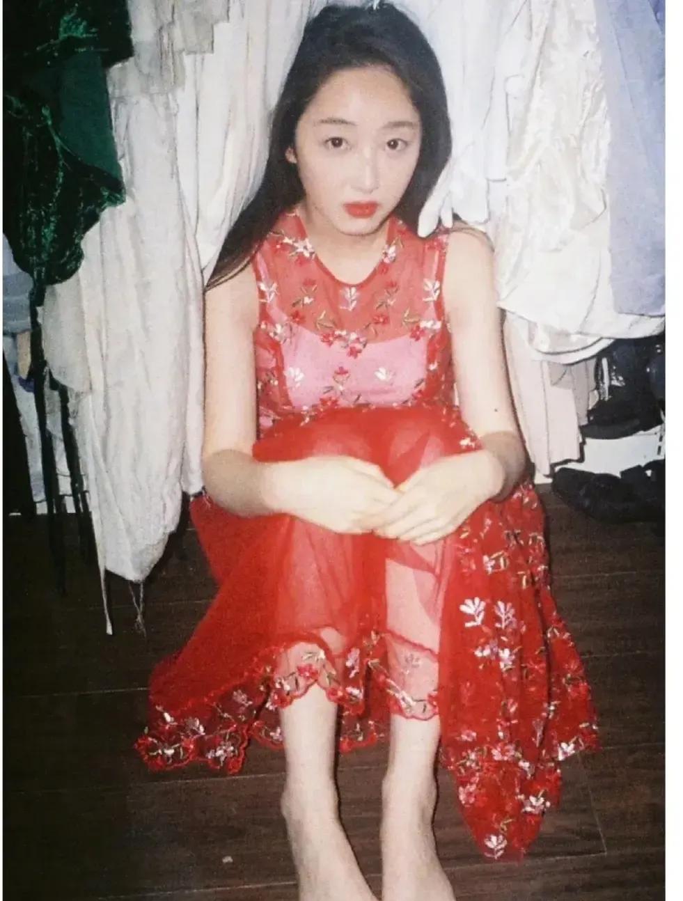 蒋梦婕太美啦！雪白的肌肤，乌黑靓丽的头发，真的好漂亮！
她穿着红色的纱裙，特别可