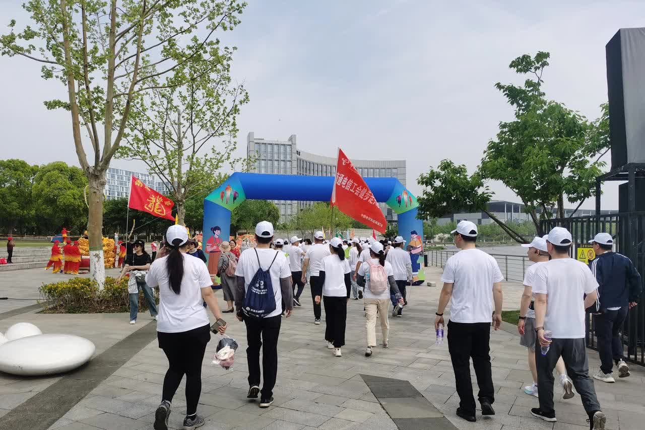 4月19日，2025年全国行走大运河江苏南通站健步走活动在紫琅湖畔开幕，展现了市