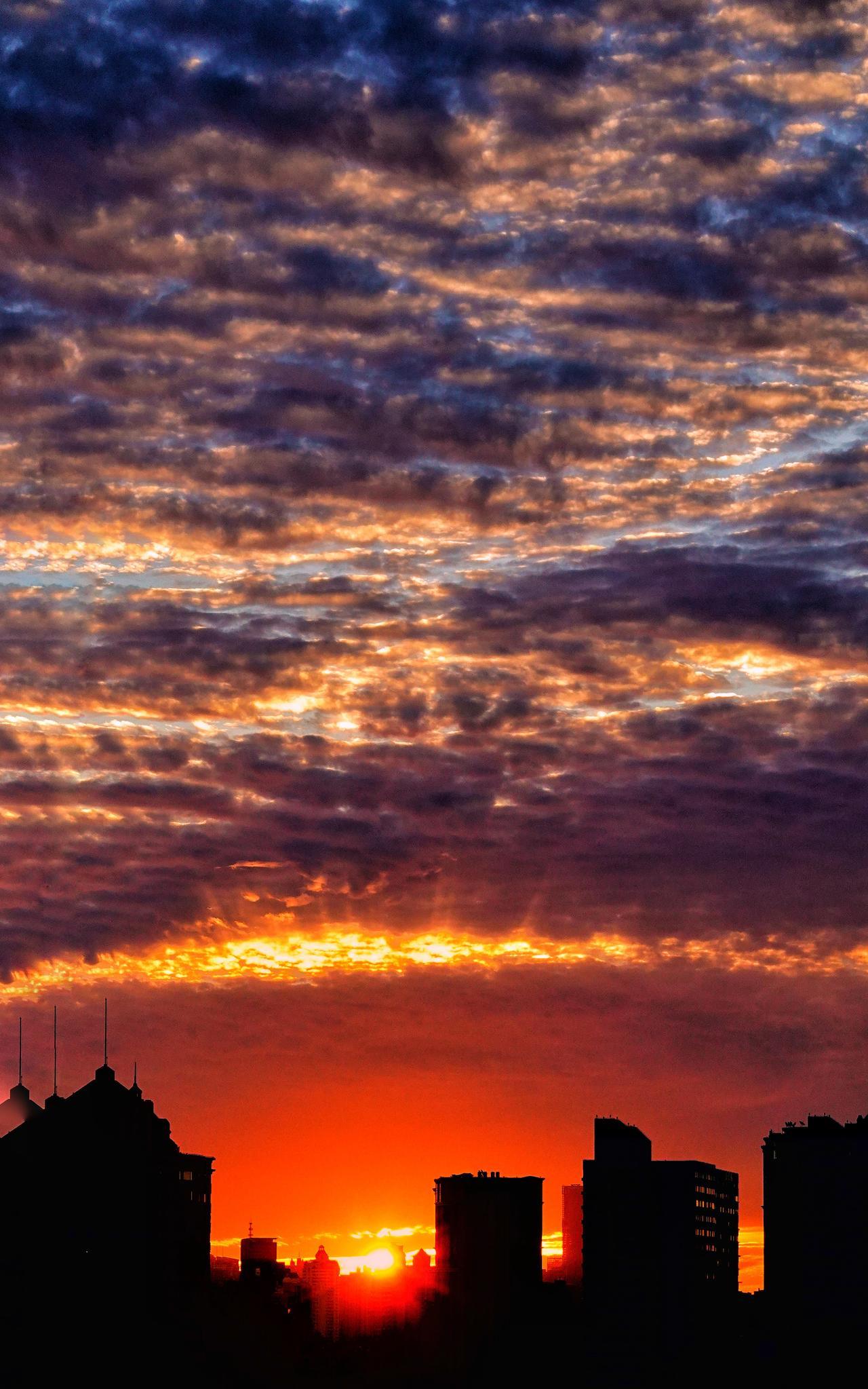 #发张你最美的夕阳照可以吗#夕阳像一枚熔金的心脏，在天际缓缓跳动着最后的温柔。