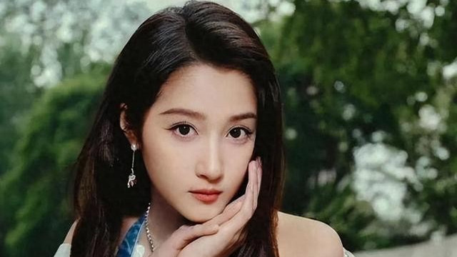 关晓彤西装短裙冷脸现身，八年恋情疑似告急，鹿晗沉默是金？