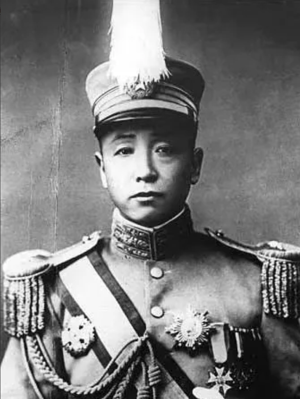 1894年，张作霖到财主于六家喝酒，席间，于六起身离去。不料，于六的老婆二兰子，