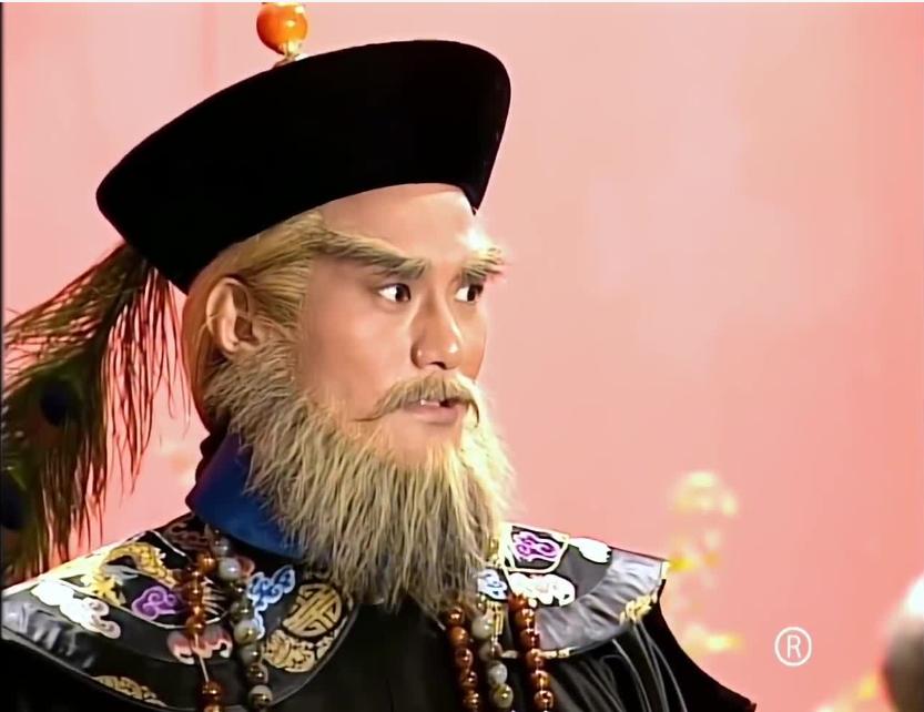 1992年，导演在筹拍《鹿鼎记》时，周星驰偶然发现徐锦江与历史上的鳌拜长得非常像