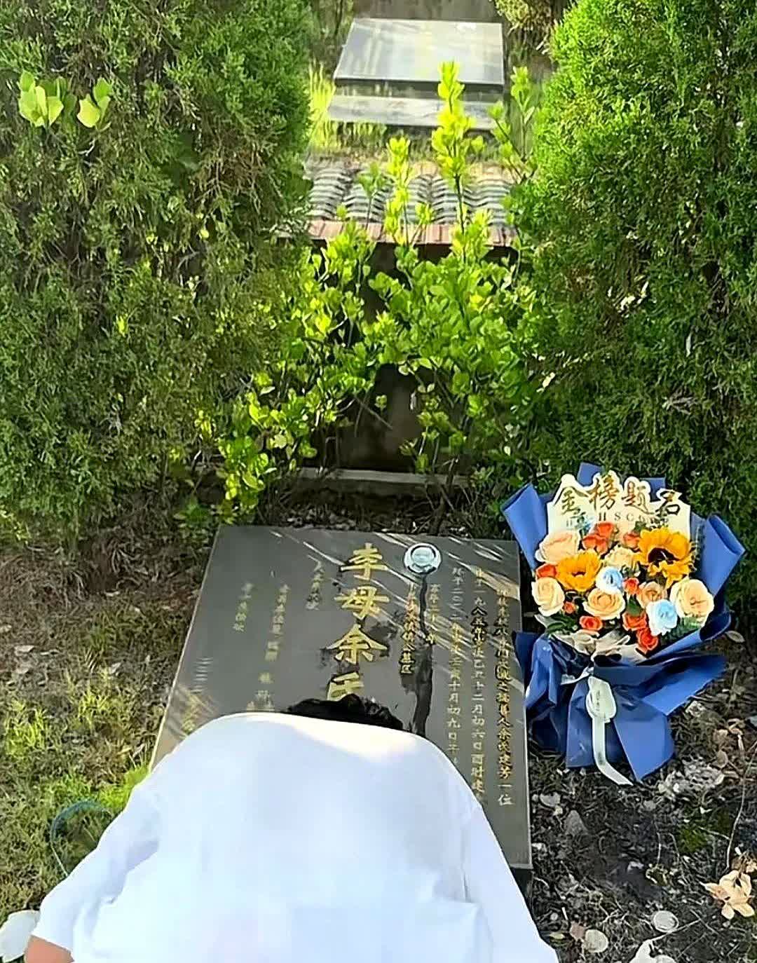 江西上尧一考点现场，男生进考场前突然对监考老师说：“能带妈妈一起进考场吗？”老师