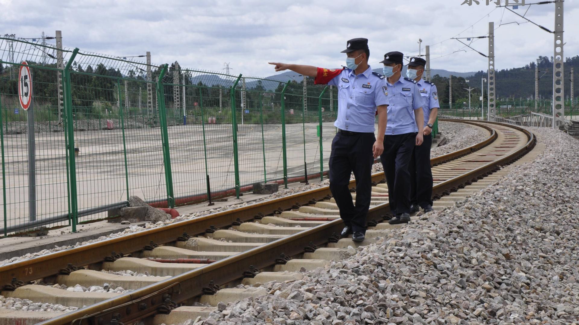 昆明铁路民警英勇执法负伤 嫌疑人暴力抗法引深思