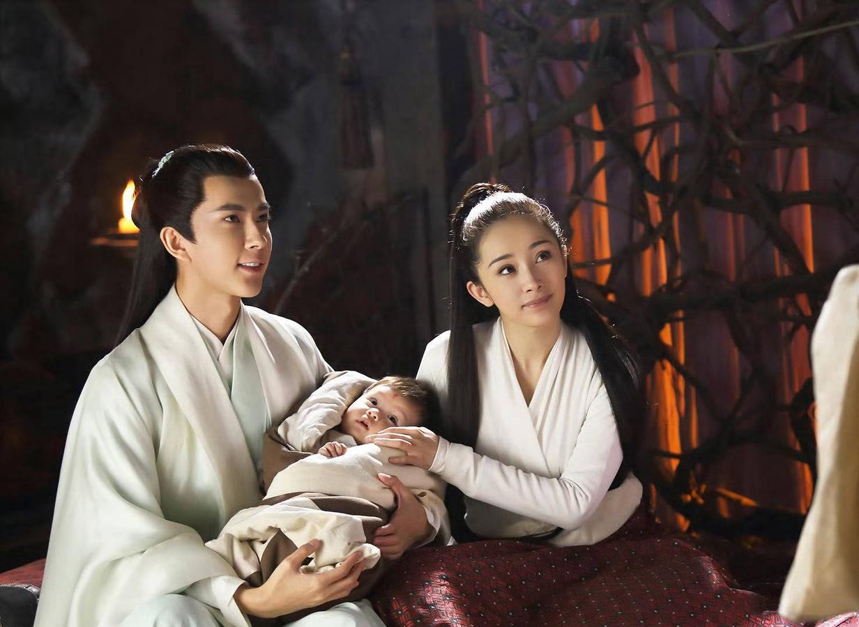 晚上9点39分，杨幂悼念于朦胧：
四哥，愿你在另一个世界安好。
某度也认证了于朦