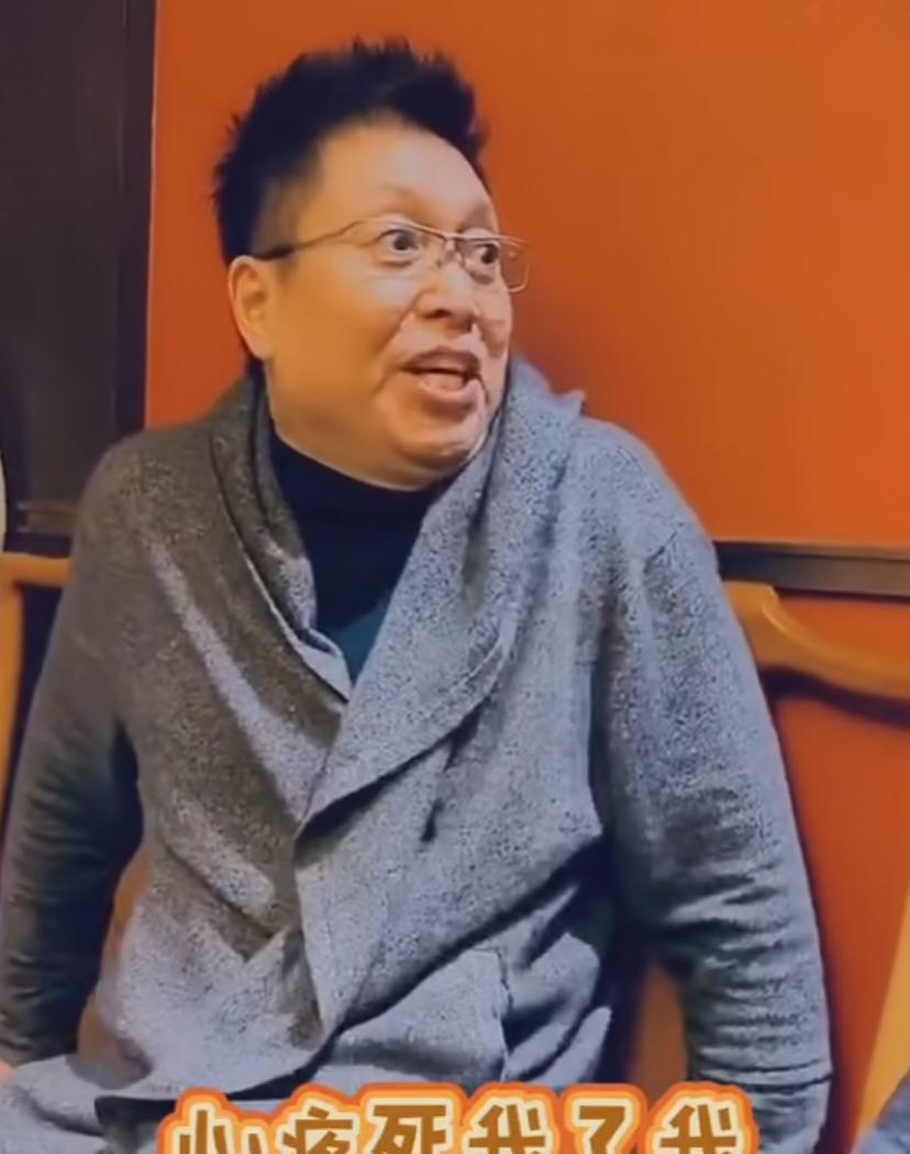 这人现在不主持节目了吗？好像每天都很清闲一样。整天就知道拍小视 频。不一会儿，就
